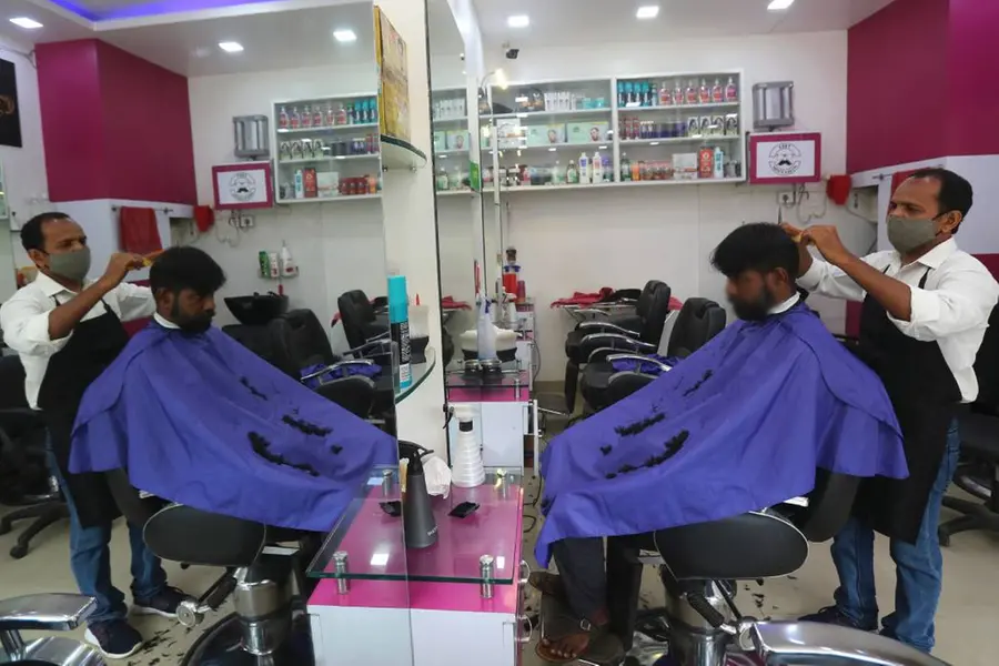'ബാര്ബര് ഷോപ്പില് പോയാല് കഴുത്തില് കുടുക്കിയിടുന്ന ഗൗണിനെപ്പോലും പേടിക്കുന്നവര്'