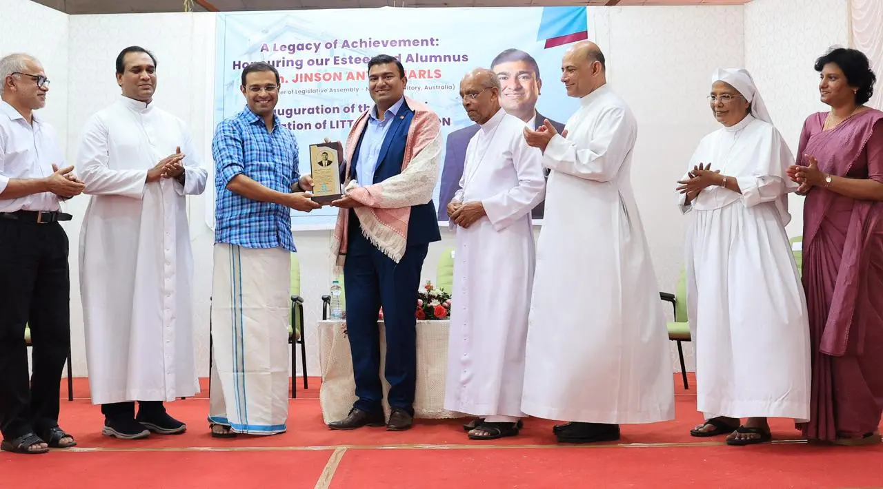 ഓസ്ട്രേലിയയിലെ ആദ്യത്തെ മലയാളി മന്ത്രി നഴ്സിംഗ് പൂര്വവിദ്യാര്ത്ഥിയായ ജിന്സണ് ആന്റോ ചാള്സ്ന് അങ്കമാലി ലിറ്റില് ഫ്ളവര് ആശുപത്രിയില് റോജി എം ജോണ് എംഎല്എ മെമെന്റോ നല്കി സ്വീകരിക്കുന്നു. ഡോ.സ്റ്റിജി ജോസഫ്, ഫാ.വര്ഗീസ് പൊന്തേംപിള്ളി, ബിഷപ്പ് മാര് തോമസ് ചക്കേത്ത്, ഫാ.തോമസ് വൈക്കത്ത് പറമ്പില്, രേണു സൂസന്, സിസ്റ്റര് തല്മ എന്നിവര് സമീപം
