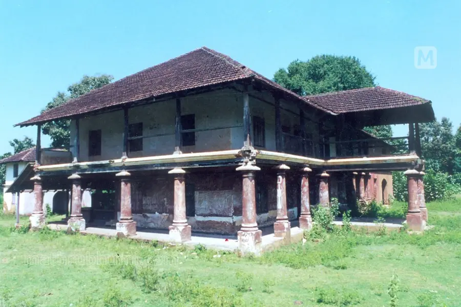 കവളപ്പാറ സ്വരൂപവും മൂപ്പില്‍ നായരും