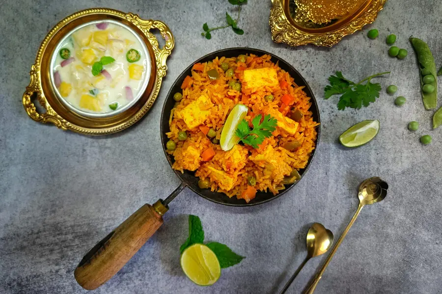 വേഗത്തിൽ ഉണ്ടാക്കാം, രുചിയോടെ കഴിക്കാം... പനീർ തവ പുലാവും പൈനാപ്പിൾ റൈതയും
