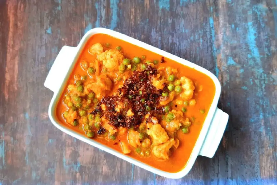 ചോറിനൊപ്പം ഒഴിച്ചുകറിയായി വിളമ്പാം; ഗ്രീന് പീസ് അമ്പട്ട്