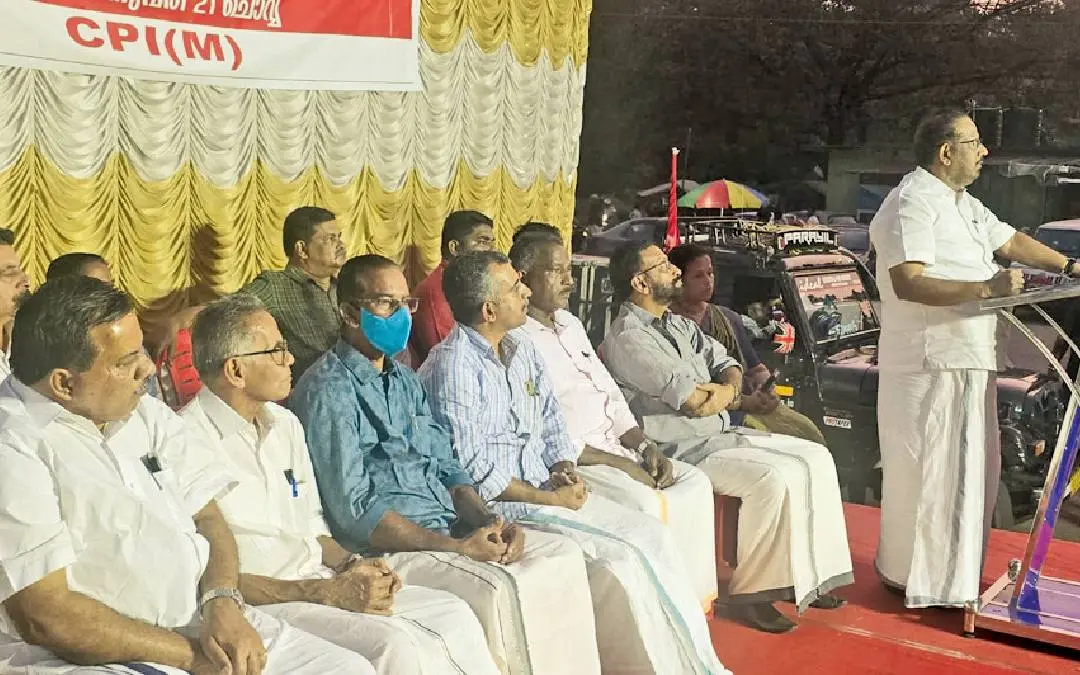 കൂത്താട്ടുകുളത്ത് സി.പി.എം. നടത്തിയ പ്രതിഷേധ യോഗം സി.പി.എം. ജില്ലാ സെക്രട്ടറി സി.എൻ. മോഹനൻ ഉദ്ഘാടനം ചെയ്യുന്നു. ഏരിയാ സെക്രട്ടറി പി.ബി. രതീഷ് സമീപം