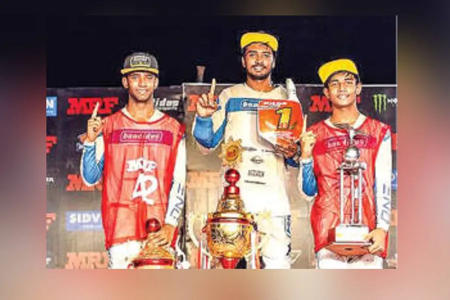 പഠിക്കുന്നത് കോളേജിലും 12, 9 ക്ലാസുകളിലും; നാഷണൽ സൂപ്പർക്രോസ് ബൈക്ക് റേസിങ്ങിൽ തിളങ്ങി സഹോദരങ്ങൾ