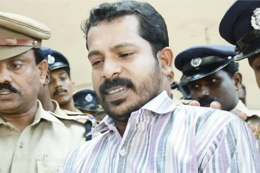 കോടതിയിൽ കൊണ്ടുപോകവേ ടിപി കേസ് പ്രതികൾക്ക് മദ്യംനൽകി; മൂന്ന് പോലീസുകാർക്ക് സസ്പെൻഷൻ