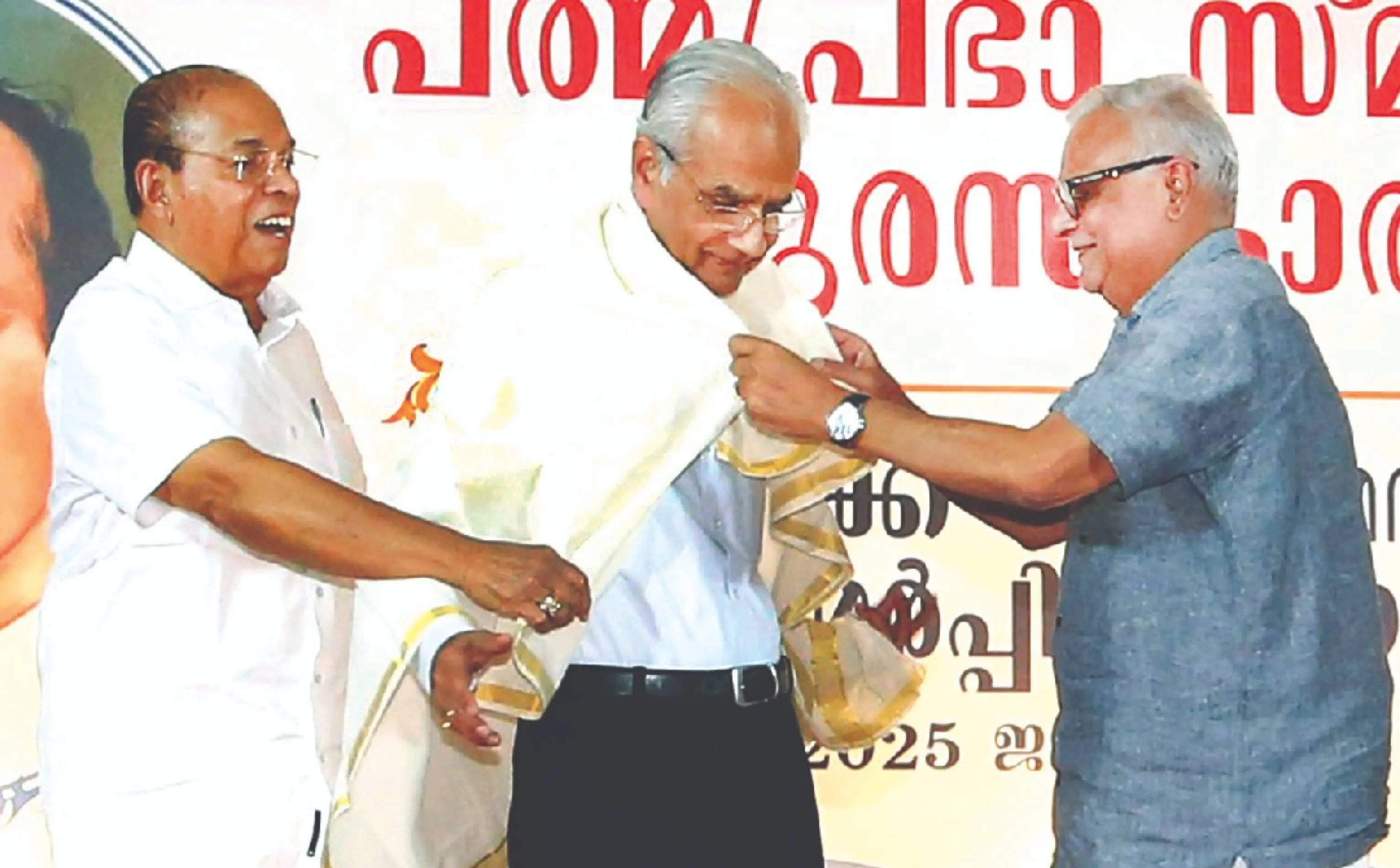 കല്പറ്റ പുളിയാർമലയിലെ കൃഷ്ണഗൗഡർ ഹാളിൽ പത്മപ്രഭാ പുരസ്കാര സമർപ്പണ ചടങ്ങിൽ മാതൃഭൂമി ചെയർമാനും മാനേജിങ് എഡിറ്ററുമായ പി.വി.ചന്ദ്രൻ, മാതൃഭൂമി മാനേജിങ് ഡയറക്ടർ എം.വി.ശ്രേയാംസ്കുമാർ എന്നിവർ സാഹിത്യകാരൻ കെ.ജയകുമാറിനെ പൊന്നാടയണിയിക്കുന്നു