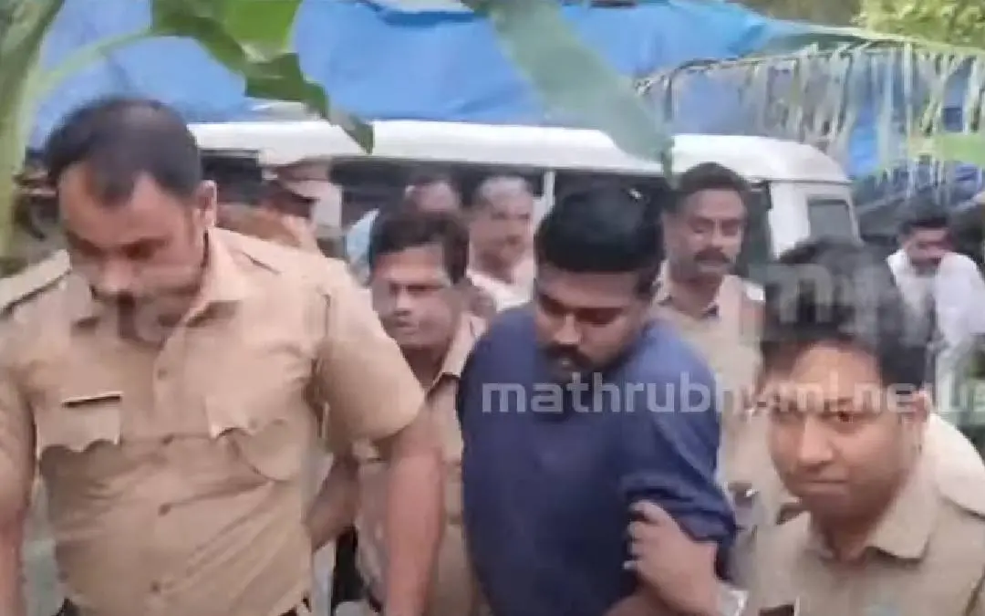 ഋതു ജയനെ തെളിവെടുപ്പിനെത്തിച്ചപ്പോൾ | Photo: Mathrubhumi