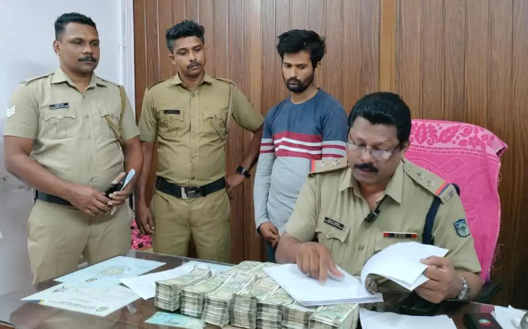 പിടിയിലായ പ്രതിയുമായി ആര്‍.പി.എഫ് ഉദ്യോഗസ്ഥര്‍