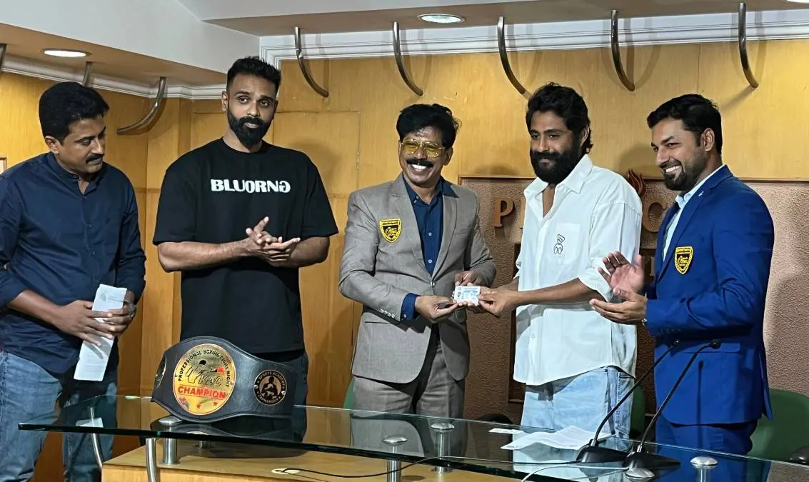 പ്രൊഫഷണല്‍ ബോക്‌സിങ് ലൈസന്‍സ് ആന്റണി വര്‍ഗീസ് പെപ്പെയ്ക്ക് കേരള ബോക്‌സിങ് കൗണ്‍സില്‍ പ്രസിഡന്റ് ജോയ് ജോര്‍ജ് കൈമാറുന്നു