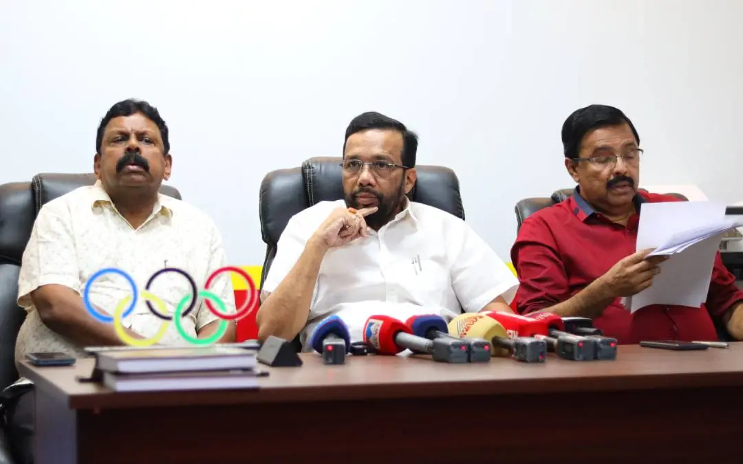 കേരള ഒളിമ്പിക് അസോസിയേഷൻ പ്രസിഡന്റ് വി.സുനിൽ കുമാർ, ജനറൽ സെക്രട്ടറി എസ്. രാജീവ് എന്നിവർ വാർത്താസമ്മേളനത്തിൽ Photo:x.com/Kerala Olympic Association