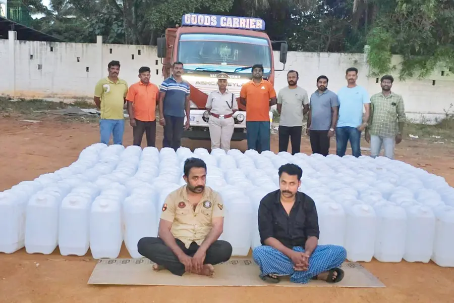 കേരളത്തിലേക്ക് കടത്താൻ ശ്രമിച്ച 7,525 ലിറ്റർ സ്പിരിറ്റ് ഹൊസൂരിൽ പിടിച്ചു; മൂന്ന് മലയാളികൾ പിടിയിൽ