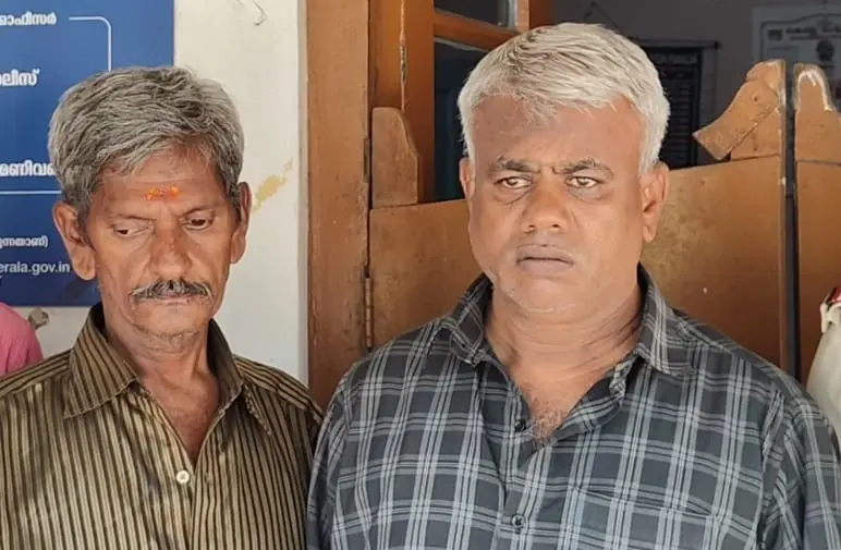 കൊല്ലം-എഗ്മോര് എക്സ്പ്രസ് തീവണ്ടിയില് നിന്നും പണവുമായി പിടിയിലായവര്