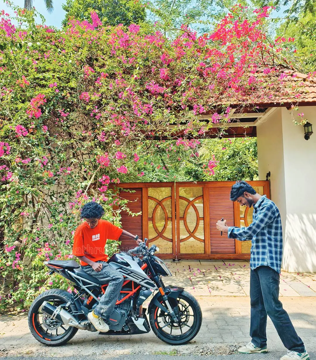 കോട്ടയത്ത് വീടിന് മുന്നില് പൂത്തുനില്ക്കുന്ന ബോഗൈന്വില്ല പശ്ചാത്തലമാക്കി ഫോട്ടോ എടുക്കുന്ന യുവാക്കള് | ഫോട്ടോ: ജി.ശിവപ്രസാദ്