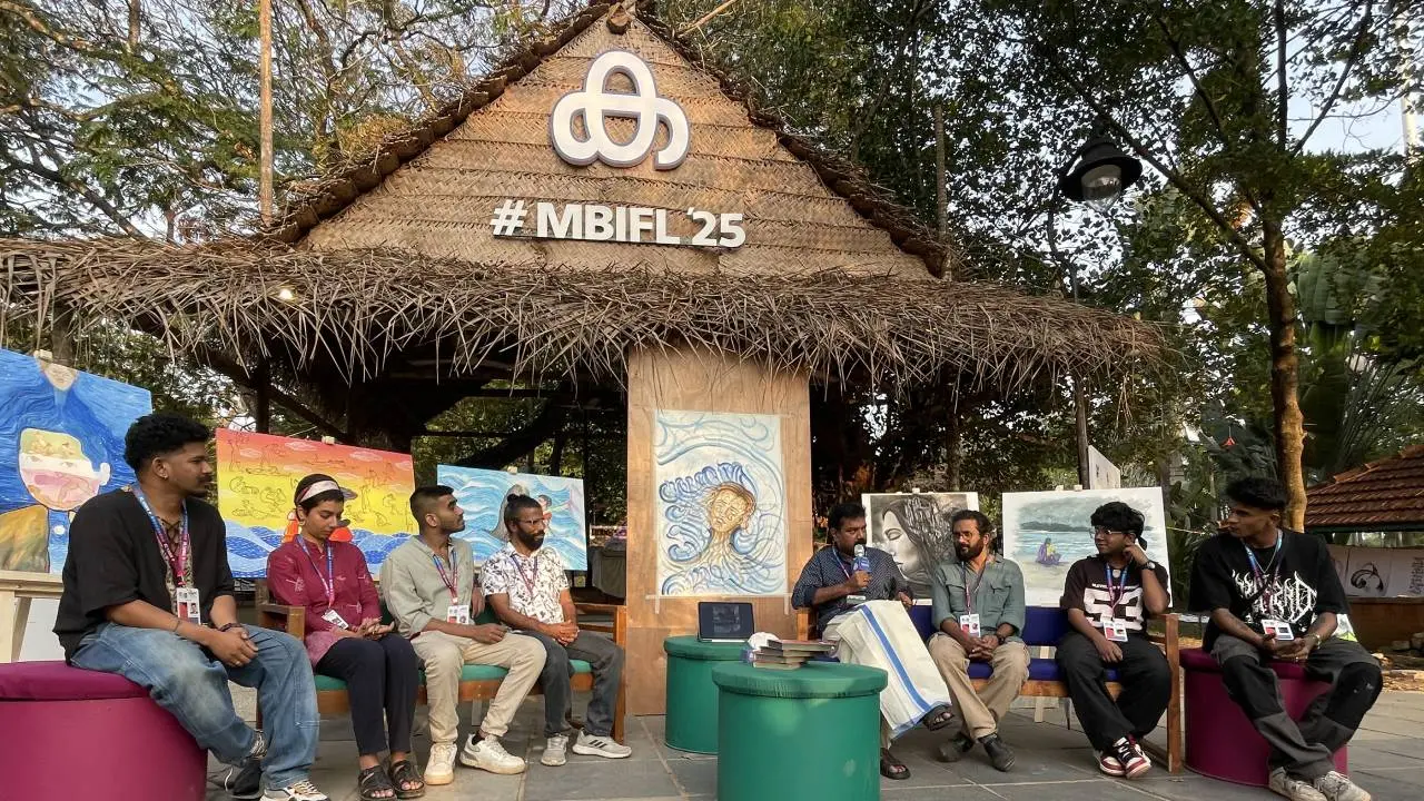 സമുദ്രശിലയെ ആസ്പദമാക്കി ചിത്രം വരച്ച കലാകാരന്മാരുമായി സുഭാഷ് ചന്ദ്രന്‍ സംവദിക്കുന്നു. ഫോട്ടോ: പ്രവീണ്‍