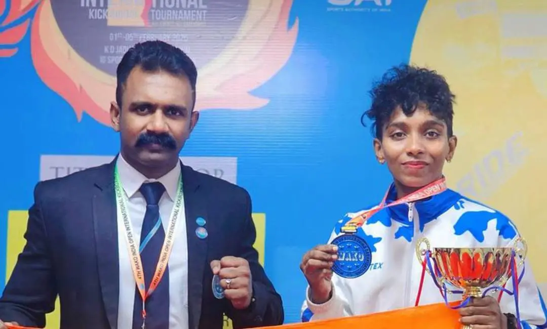 ഡല്ഹിയില് വച്ച് നടന്നനാലാമത് വാക്കോ ഓപ്പണ് ഇന്റര്നാഷണല് കിക്ബോക്സിങ് ചാമ്പ്യന്ഷിപ്പില് റിങ് ഈവന്റില് ലോ കിക്ക് - 48 കെ.ജി പെണ്കുട്ടികളുടെ വിഭാഗത്തില് വെങ്കല മെഡല് നേടിയ സഞ്ജു എം. എസ് , ഇന്റര് നാഷണല് റഫറിയും സഞ്ജുവിന്റെ കോച്ചുമായ വിവേക് എ.എസിനൊപ്പം