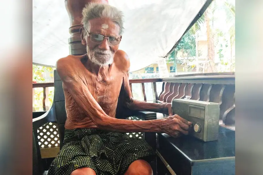 1984ല് കോഴിക്കോട്ടു നിന്ന് വാങ്ങിയ റേഡിയോ; 96-ാം വയസിലും അപ്പുകുട്ടന് കൂട്ട്