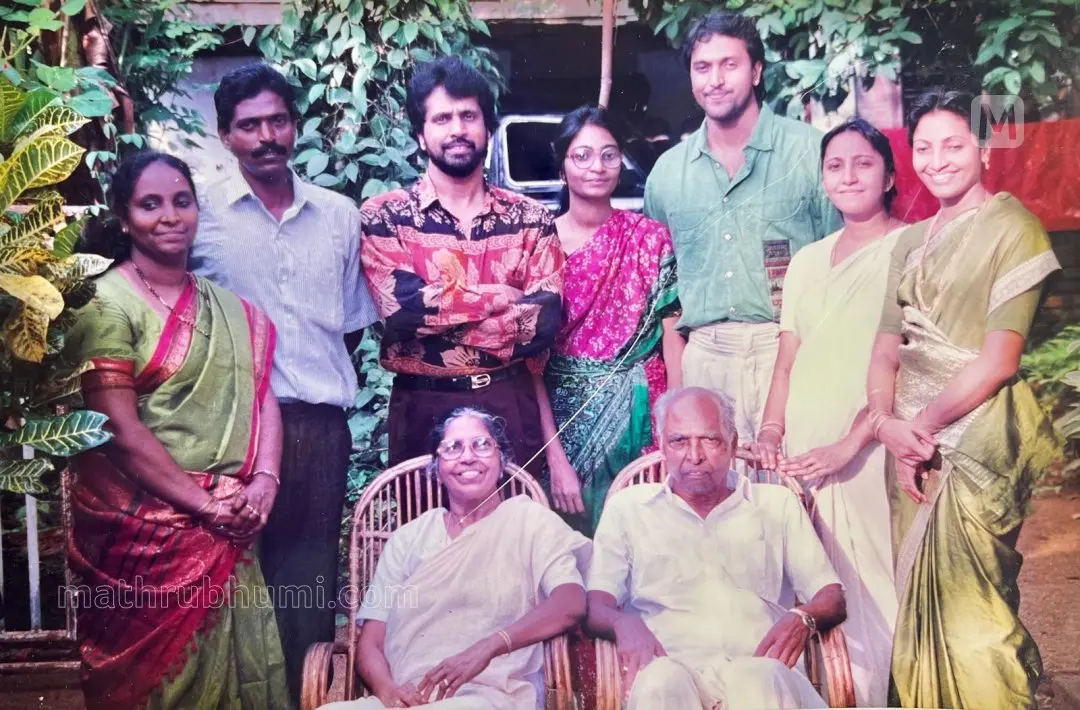 ലീല, ജോസഫ് ആന്റണി, തമ്പി ആന്റണി, മേരിക്കുട്ടി, ബാബു ആന്റണി, സാലി, മിനി ആന്റണി എന്നിവര്‍ മാതാപിതാക്കള്‍ക്കൊപ്പം