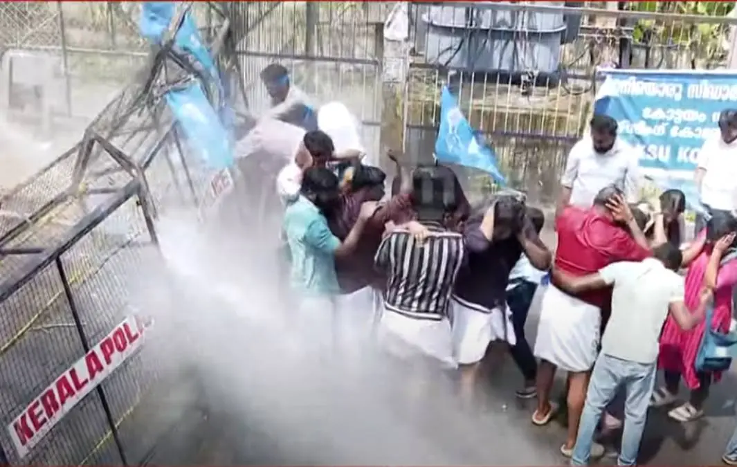 കോട്ടയത്ത് കെ.എസ്.യു മാര്ച്ചിനിടെ ഉണ്ടായ സംഘര്ഷം | Photo: Screengrab / Mathrubhumi