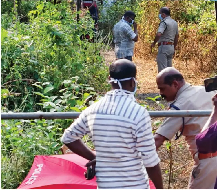 മൂലമറ്റം തേക്കിന്‍കൂപ്പിനുള്ളിലെ കുറ്റിക്കാട്ടില്‍ പുരുഷന്റെ മൃതദേഹം കണ്ടെത്തിയ സ്ഥലത്ത് പോലീസും ഫോറന്‍സിക് സംഘവും പരിശോധന നടത്തുന്നു