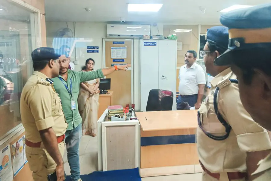 സ്കൂട്ടറിലെത്തിയ ആളെ ആരുംശ്രദ്ധിച്ചില്ല, നാട്ടുകാരറിഞ്ഞത് മോഷ്ടാവ് സ്ഥലംവിട്ടശേഷം; നടുക്കുന്ന കവർച്ച