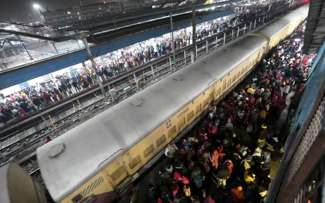 റെയില്‍വേ സ്റ്റേഷനിലെ തിരക്ക് | Photo: PTI