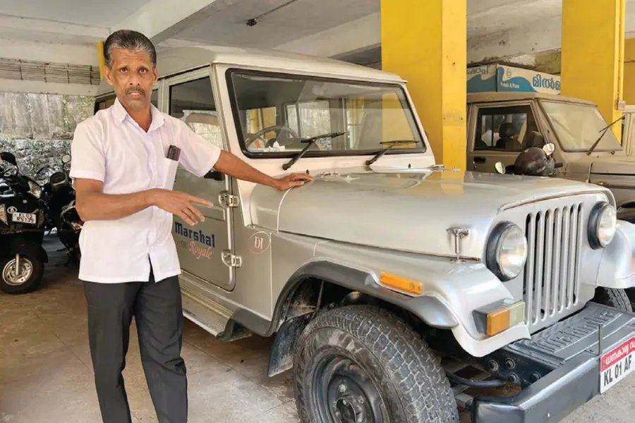കണ്ടംചെയ്ത് ആക്രിയാകാൻ കിടക്കുന്ന വണ്ടി, കൈവിടാന് മനസ്സുവരാതെ സത്യൻ