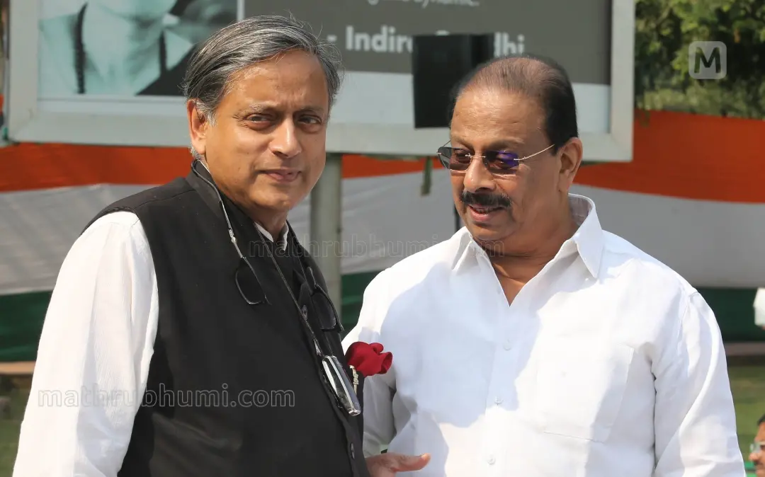 ശശി തരൂരും കെ. സുധാകരനും | ചിത്രം: മാതൃഭൂമി