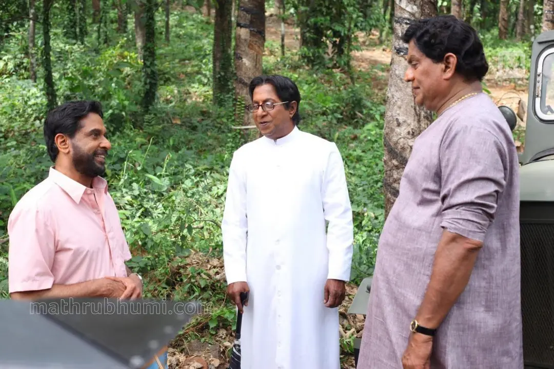 പറുദീസ സിനിമാലൊക്കേഷനില് ശ്രീനിവാസന്, ജഗതി ശ്രീകുമാര് എന്നിവരോടൊപ്പം തമ്പി ആന്റണി
