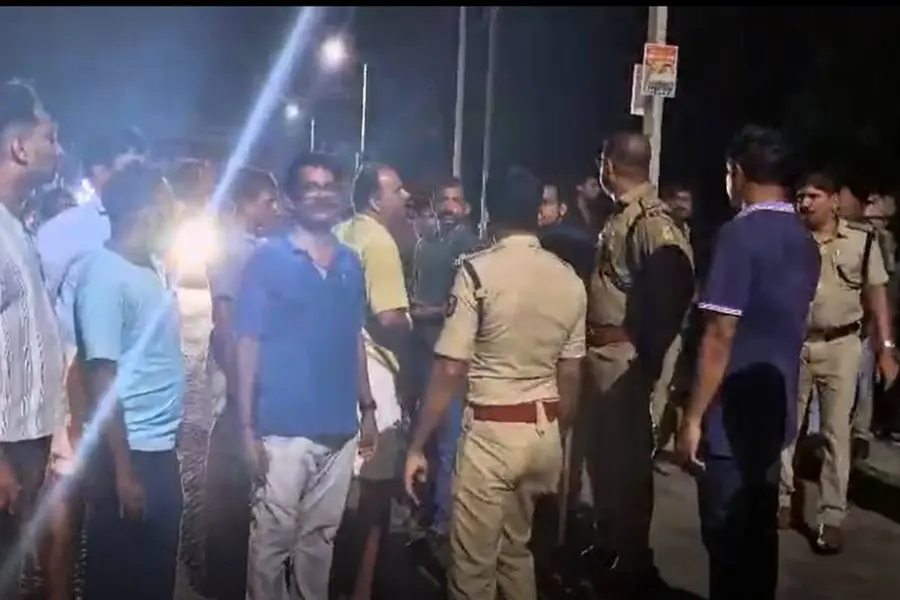 കോവൂര്-ഇരിങ്ങാടന് പള്ളി റോഡില് തട്ടുകടക്കാരും നാട്ടുകാരും തമ്മില് സംഘര്ഷം, 3 പേര്ക്ക് പരിക്ക്