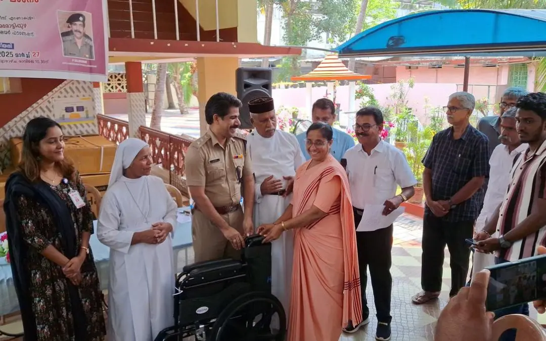 വീല്ചെയറുകള് വിതരണം ചെയ്യുന്നു