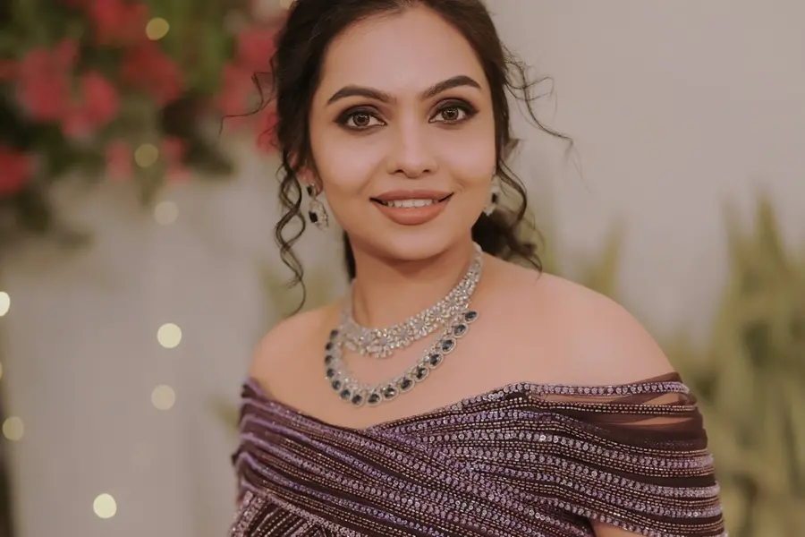 തട്ടത്തില്, തക്കത്തില്, പഞ്ചാരച്ചാക്ക് തട്ടിമറിച്ചതുപോലൊരു പ്രണയ മധുരവുമായി അഭിലാഷം; ഒപ്പം തൻവിയും