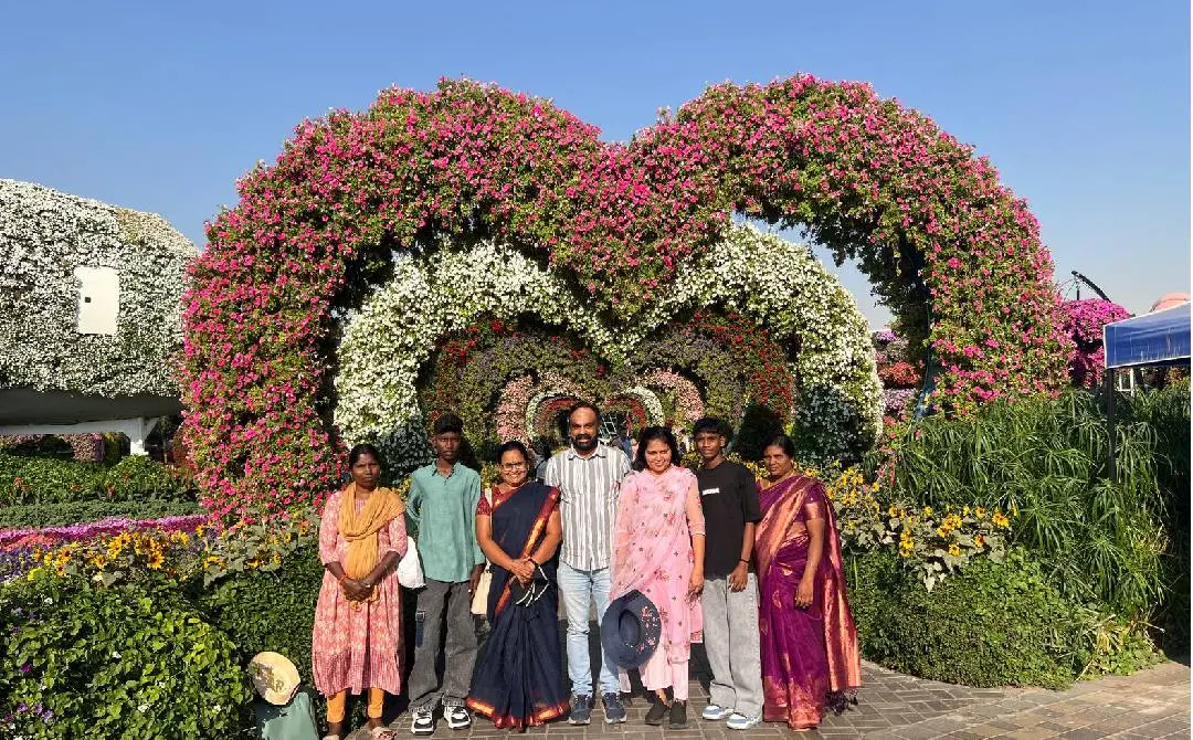 സരസ്വതി, നിധീഷ്, ഉമാ പ്രേമന് , സന്തോഷ് കേട്ടത്ത് , അനിത, നിഖിലേഷ്, സരസ്വതി എന്നിവര് മിറാക്കിള് ഗാര്ഡനിൽ