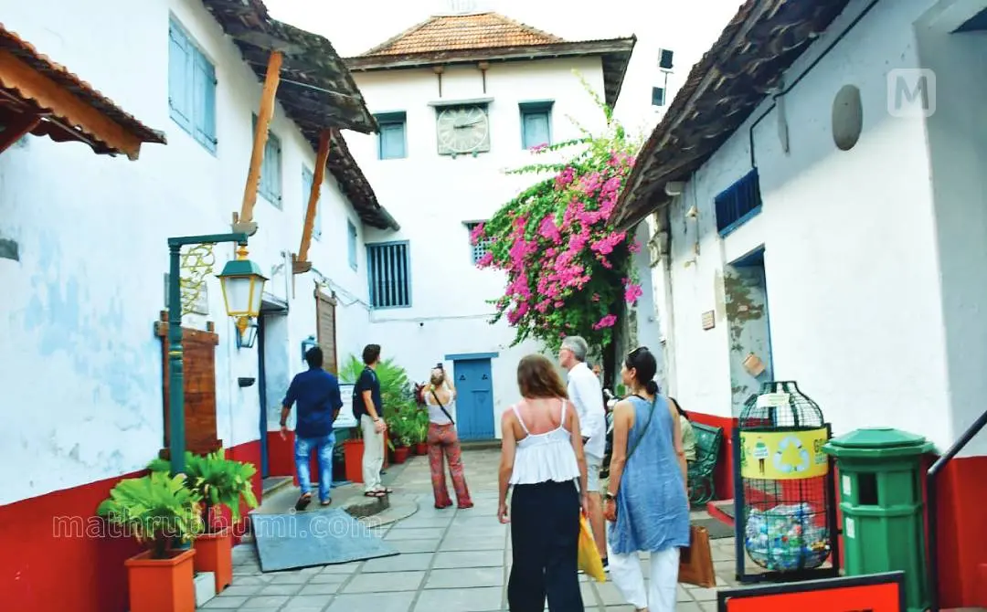 സുരക്ഷാ സംവിധാനം ശക്തമാക്കിയ ജൂതപ്പള്ളിയിലേക്ക് സഞ്ചാരികൾ എത്തിയപ്പോൾ | ഫോട്ടോ: മാതൃഭൂമി