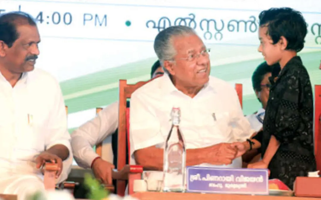മുഖ്യമന്ത്രി പിണറായി വിജയൻ അവ്യക്തിനോട് സംസാരിക്കുന്നു
