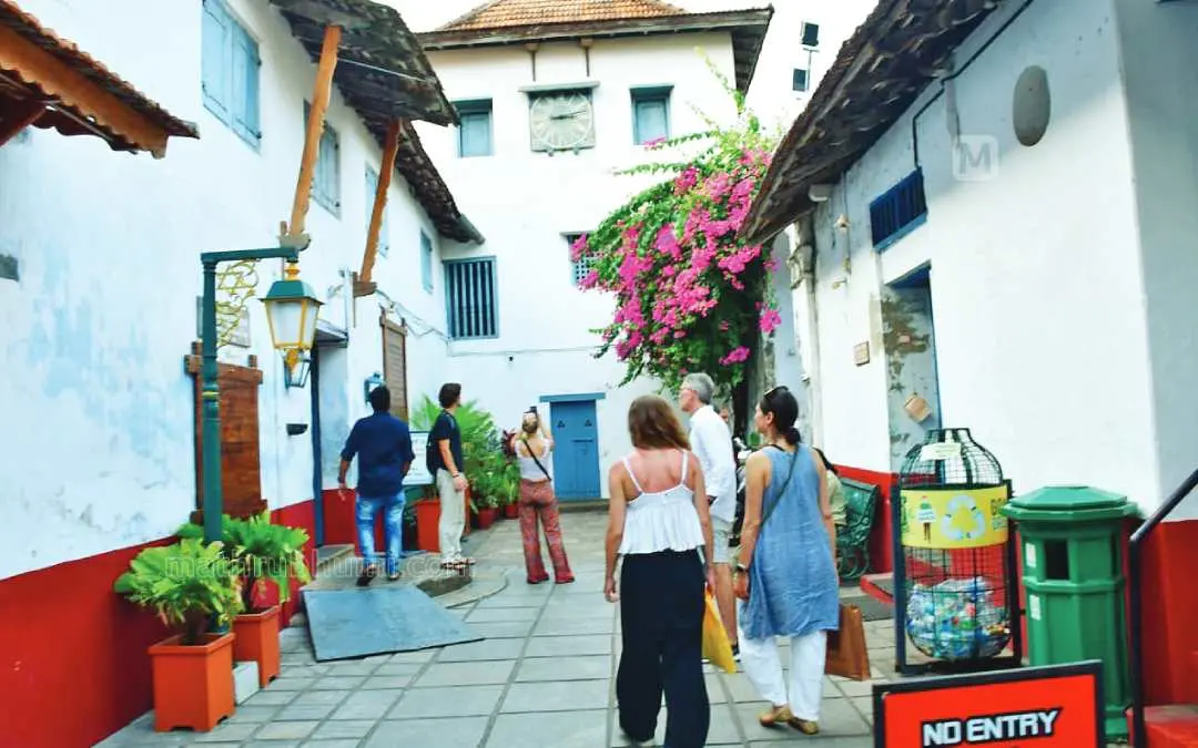 സുരക്ഷാ സംവിധാനം ശക്തമാക്കിയ ജൂതപ്പള്ളിയിലേക്ക് സഞ്ചാരികൾ എത്തിയപ്പോൾ.