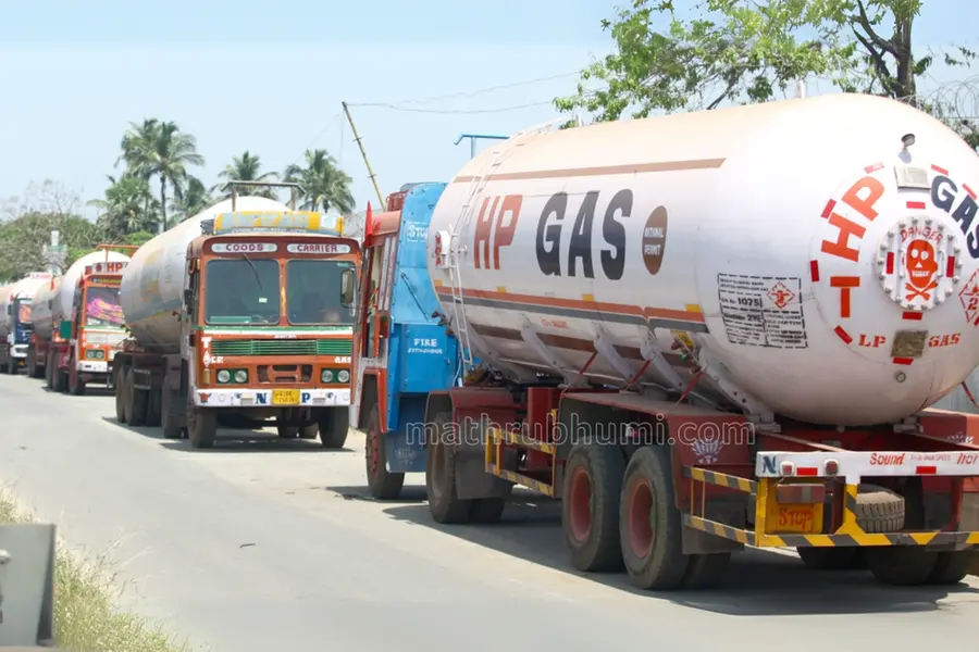 ദക്ഷിണേന്ത്യയിൽ ഗ്യാസ് ടാങ്കർ ലോറി പണിമുടക്ക് ആരംഭിച്ചു; കേരളത്തിൽ പാചകവാതക ക്ഷാമത്തിന് സാധ്യത