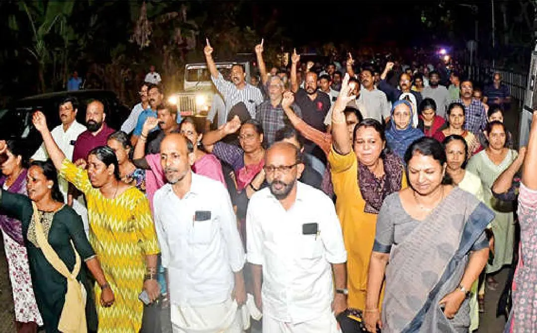 ഇറിങ്ങാടന്പള്ളി മിനി ബൈപ്പാസില് ജനകീയ കൂട്ടായ്മയുടെ നേതൃത്വത്തിൽ നടത്തിയ പ്രതിഷേധപ്രകടനം
