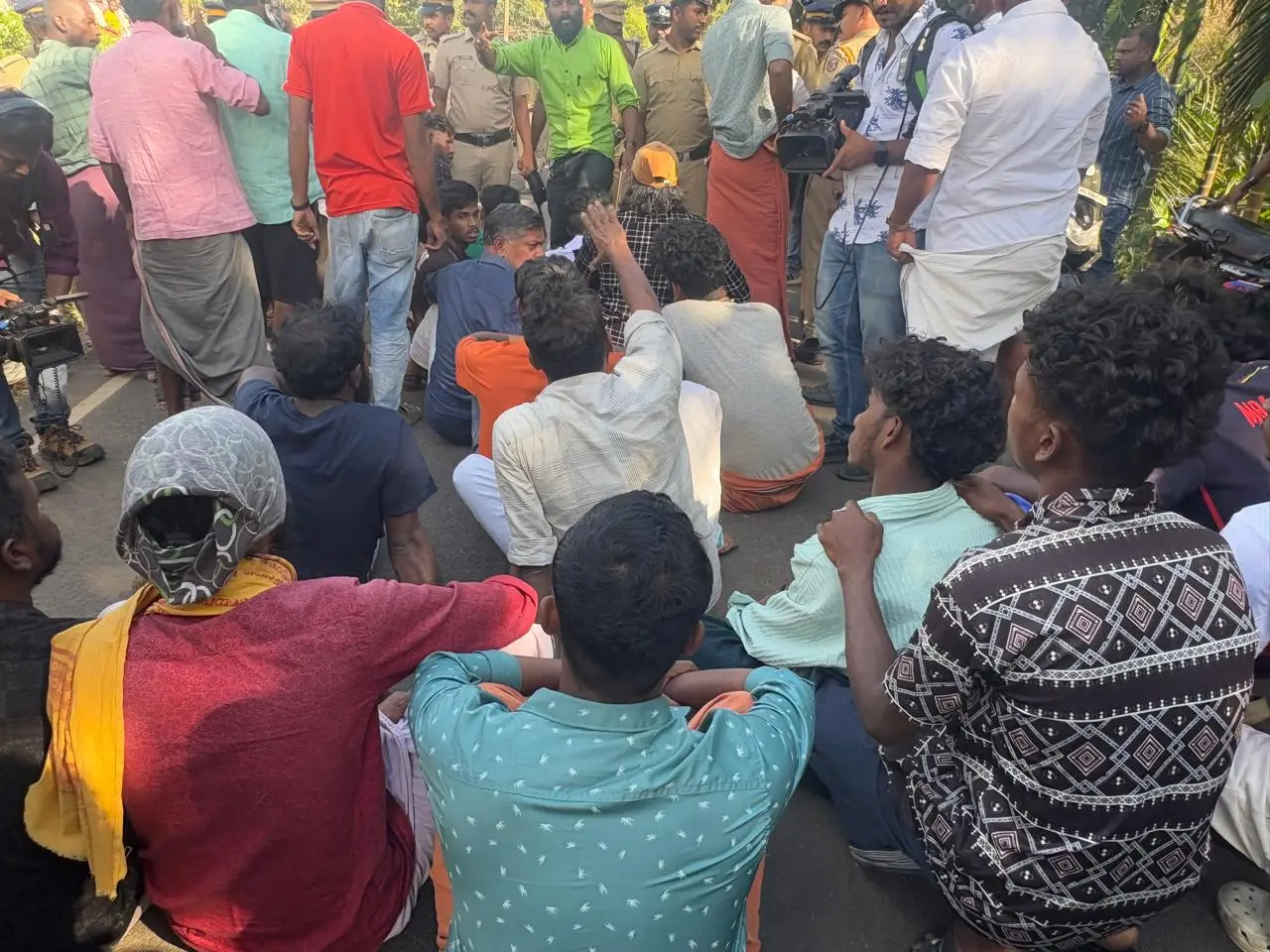 പഞ്ചാരക്കൊല്ലിയിൽ പ്രദേശവാസികൾ റോഡ് ഉപരോധിച്ചപ്പോൾ