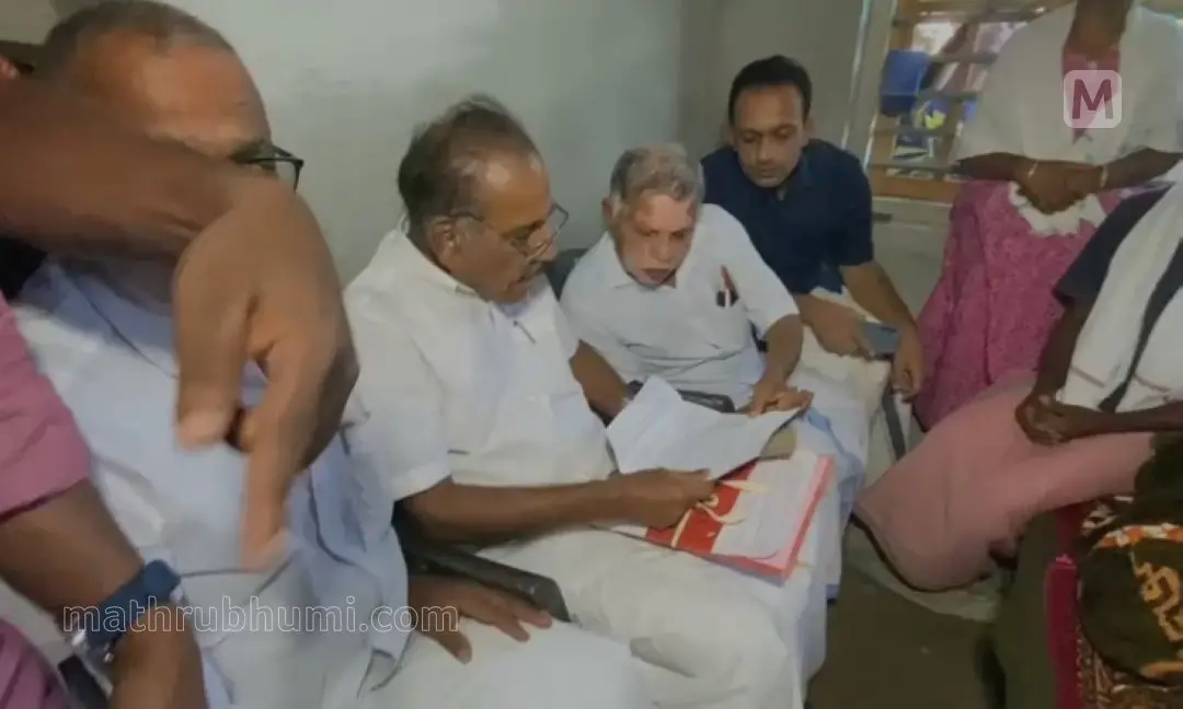 മന്ത്രി എകെ ശശീന്ദ്രൻ രാധയുടെ വീട്ടിലെത്തിയപ്പോൾ