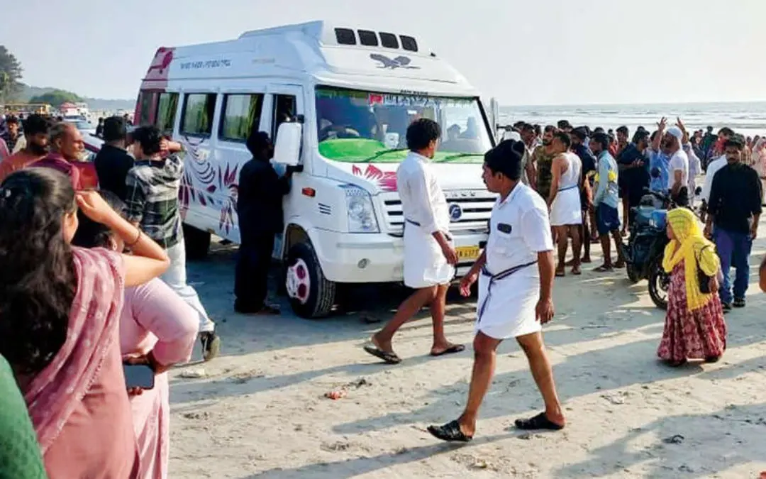 തിക്കോടി കല്ലകത്ത് ബീച്ചില് ദുരന്തത്തില്പ്പെട്ടവരെ ആശുപത്രിയിലേക്ക് മാറ്റുന്നു