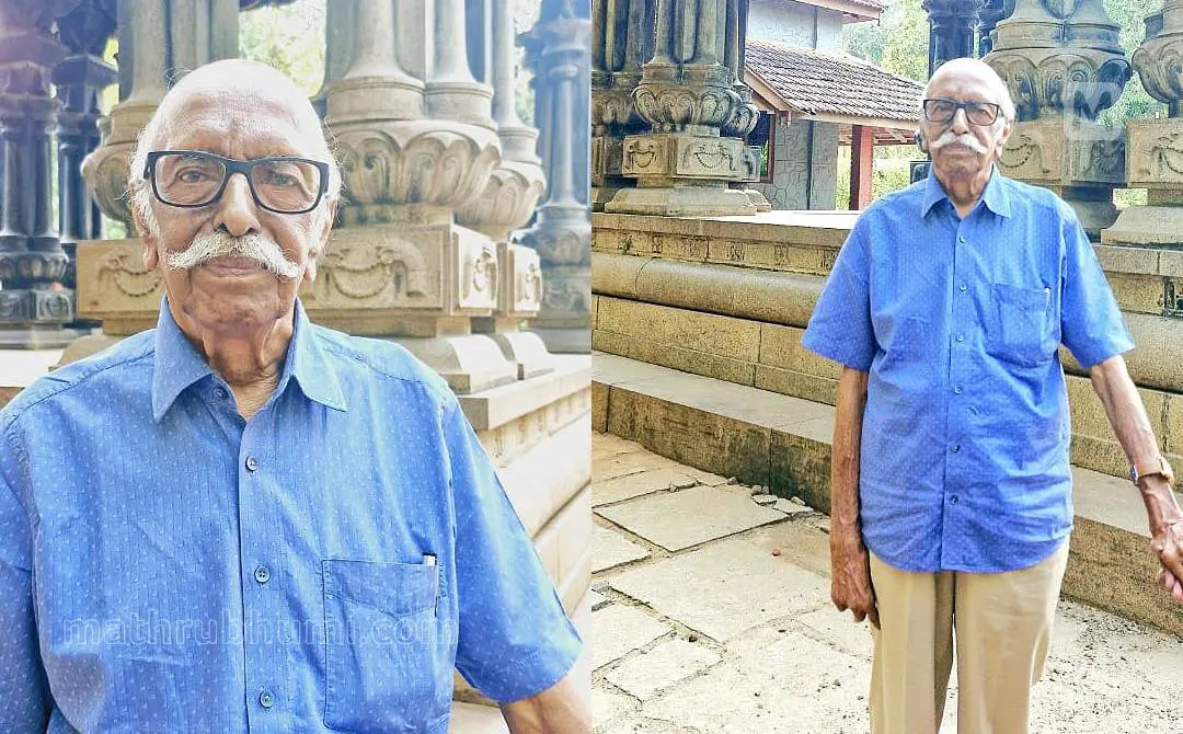 വൈശാഖന് തുഞ്ചന് സ്മാരക കൃഷ്ണശിലാ മണ്ഡപത്തിന് മുന്പിലെത്തിയപ്പോള് | ഫോട്ടോ: പ്രദീപ് പയ്യോളി