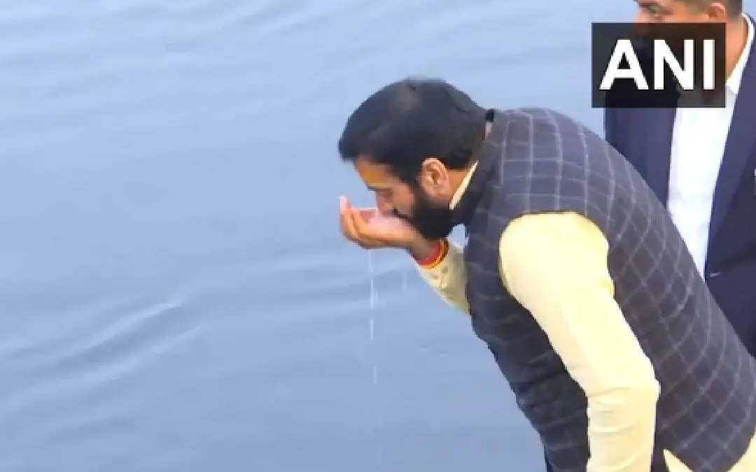 നയാബ് സിങ് സൈനി യമുന നദിയിൽ നിന്ന് വെള്ളം കുടിക്കുന്നു | Photo: 'X'ANI