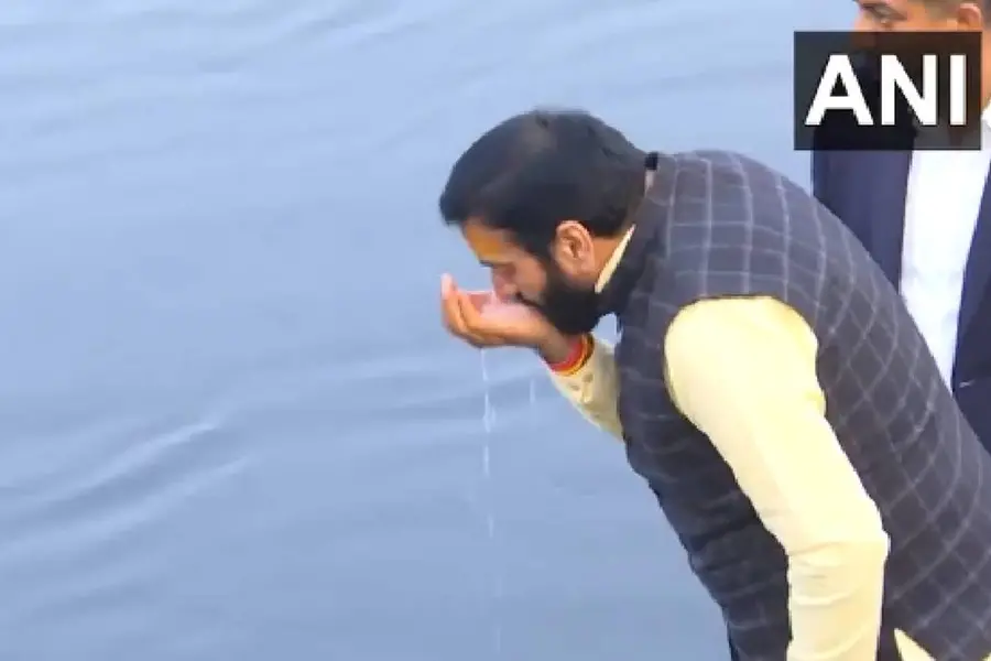 കെജ്രിവാൾ കള്ളം പറയുന്നു, യമുനയിൽ വിഷമില്ല; നദിയിൽ നിന്ന് വെള്ളം കുടിച്ച് ഹരിയാണ മുഖ്യമന്ത്രി