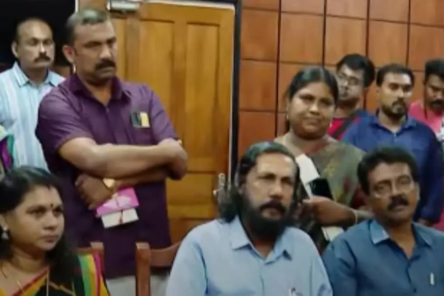 സിപിഎം ധാരണ പാലിച്ചില്ല, സ്ഥാനങ്ങൾ രാജിവെച്ച് സിപിഐ; കൊല്ലം എൽഡിഎഫിൽ പ്രതിസന്ധി