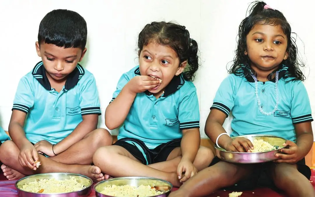 ആലത്തൂര്പ്പടി തട്ടാരമ്മലിലെ അങ്കണവാടിയില് കുട്ടികള് ചിക്കന്ബിരിയാണി കഴിക്കുന്നു
