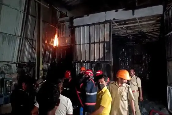 പാലാരിവട്ടത്ത് വാഹന ഗ്യാരേജിന് തീപിടിച്ചു