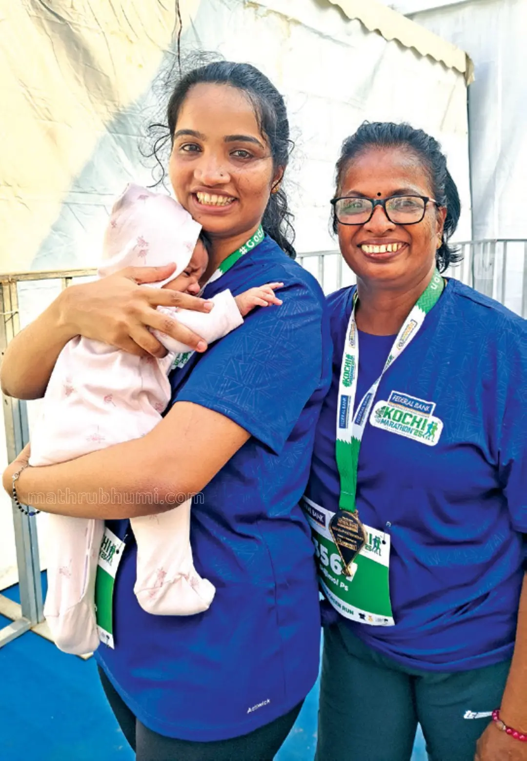 മാരത്തണ് പൂര്ത്തിയാക്കിയ ശ്രീലക്ഷ്മി കുഞ്ഞുമായി ഷിജിക്കൊപ്പം