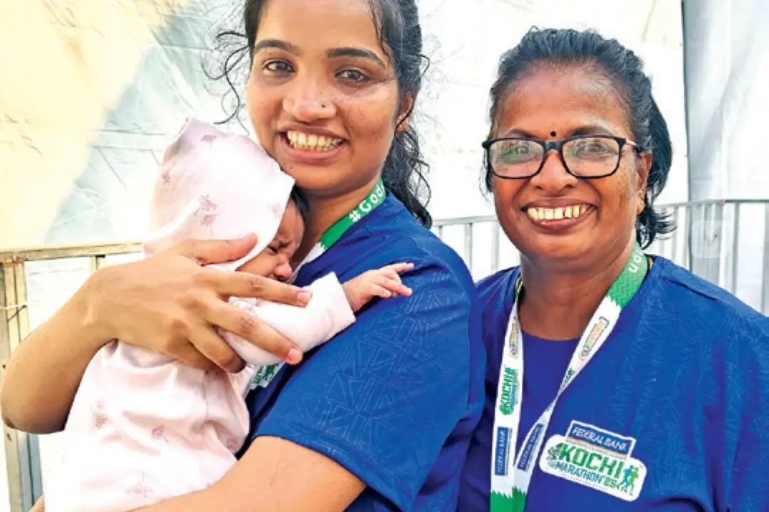 'റൺ അമ്മ റൺ'; കുഞ്ഞിന് പാലുകൊടുത്തശേഷം മാരത്തൺ ട്രാക്കിലേക്ക് ഡോ. ശ്രീലക്ഷ്മി; ഒപ്പം ഭർതൃമാതാവും