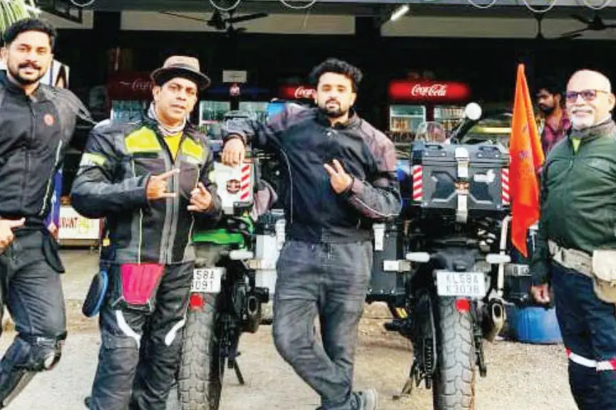 കുംഭമേളയില് പങ്കെടുക്കാന് ബൈക്കിലേറി ബന്ധുക്കള്...