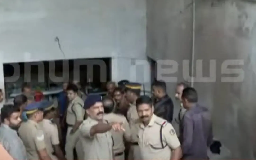 ഗോഡൗണിനുള്ളിൽ പോലീസ് പരിശോധന നടത്തുന്നു| photo:screengrab/mathrubhumi news