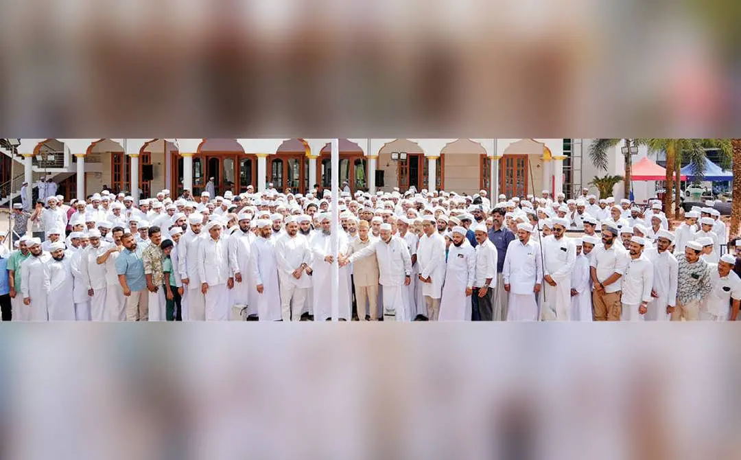 മലപ്പുറം സ്വലാത്ത് നഗറിൽ നടക്കുന്ന റംസാൻ 27-ാം രാവ് പ്രാർഥനാ സമ്മേളനത്തിന്റെ പതാക കാൽനാട്ടൽ കർമം സമസ്ത സെക്രട്ടറി സയ്യിദ് ഇബ്റാഹീമുൽ ഖലീൽ അൽ ബുഖാരിയും കുറ്റൂർ അബ്ദുറഹ്മാൻ ഹാജിയും ചേർന്ന് നിർവഹിക്കുന്നു